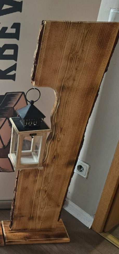 Holzsteele "Willkommen" mit Laterne aus Naturholz geflammt. - Kreativstuebchen