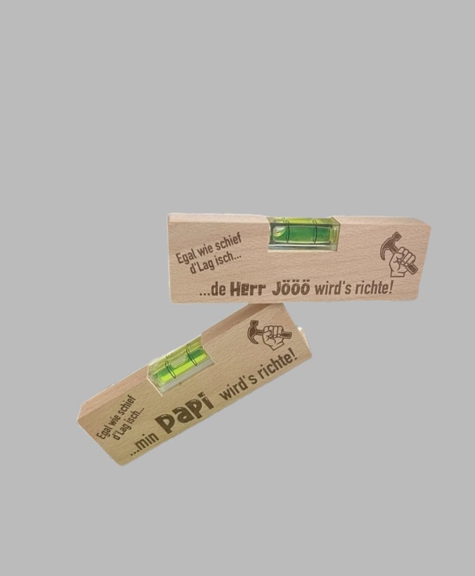 Wasserwaage aus Holz mit Flaschenöffner und Spruch oder Logo eingraviert - Kreativstuebchen