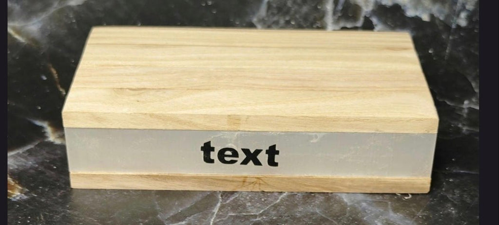 Sockelbox aus Holz mit Lichtleiste, Wunschtext und Beleuchtung. - Kreativstuebchen