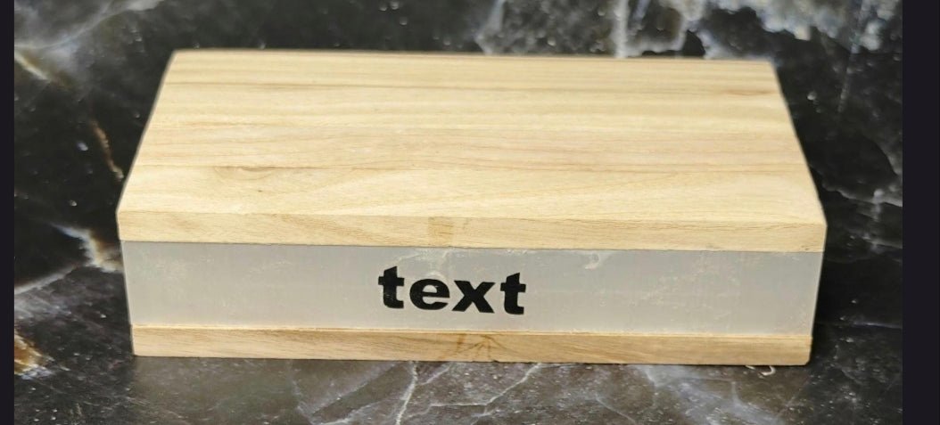 Sockelbox aus Holz mit Lichtleiste, Wunschtext und Beleuchtung. - Kreativstuebchen