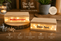 Sockelbox aus Holz mit Lichtleiste, Wunschtext und Beleuchtung. - Kreativstuebchen