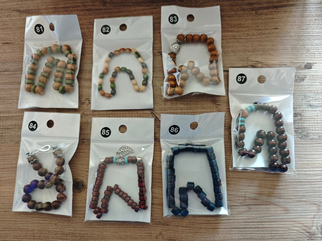 Verschieden Armbänder mit Perlen und Anker - Kreativstuebchen