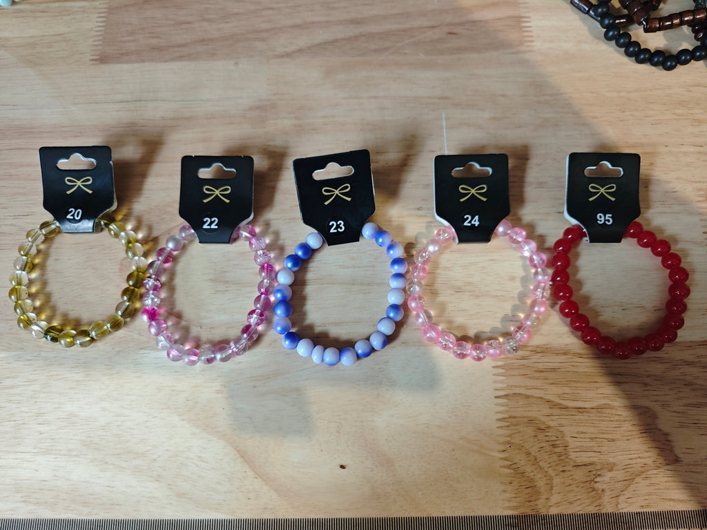Verschieden Armbänder mit Perlen und Anker - Kreativstuebchen