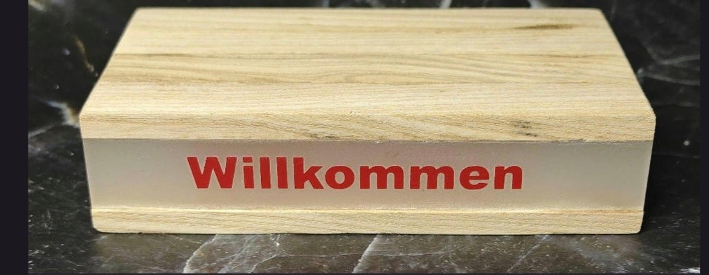 Sockelbox aus Holz mit Lichtleiste, Wunschtext und Beleuchtung. - Kreativstuebchen